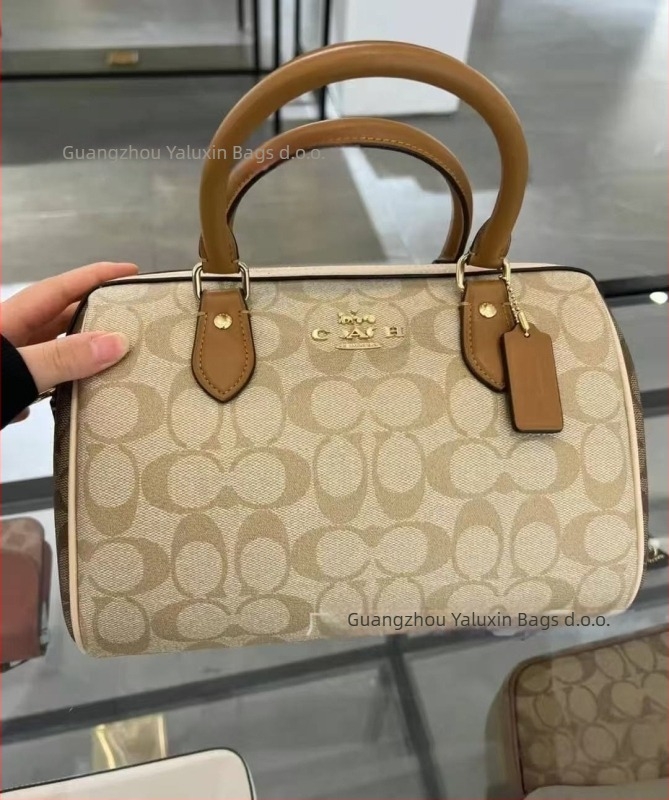 Jastukob oblik crossbody torba od prave teleće kože, zip zatvaranje, džepovi za telefon i dokumente, s jednim remenom