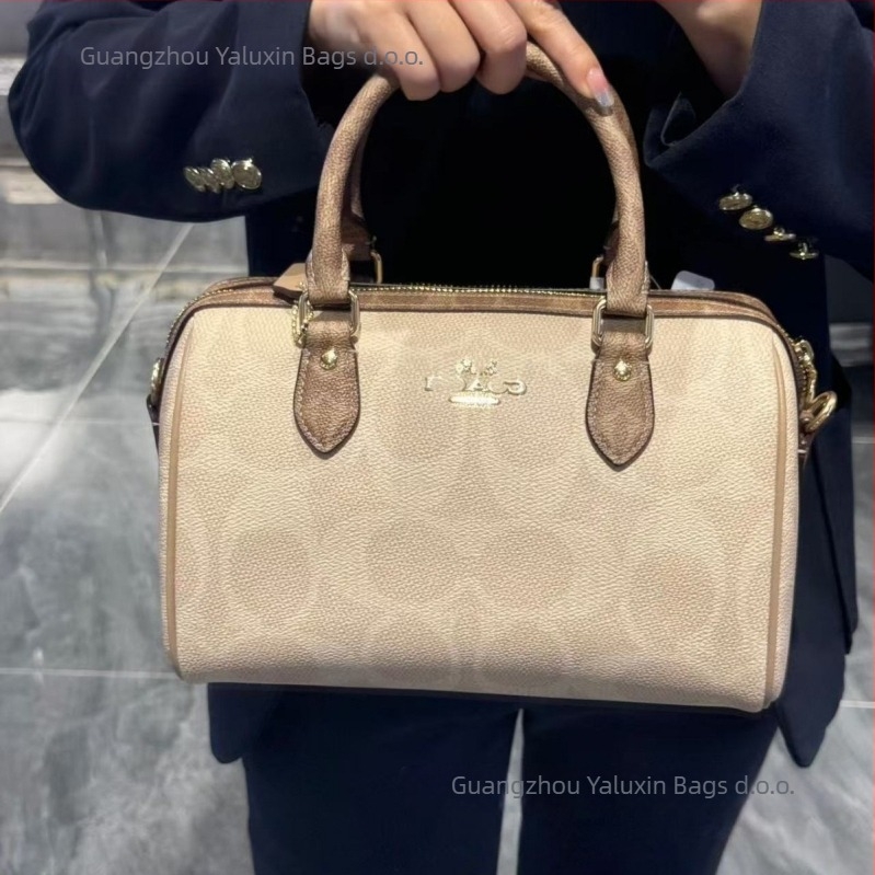 Jastukob oblik crossbody torba od prave teleće kože, zip zatvaranje, džepovi za telefon i dokumente, s jednim remenom