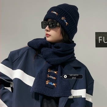 Vuneni pleteni set kapa i šal s izvezenim motivom šteneta, unisex, zima