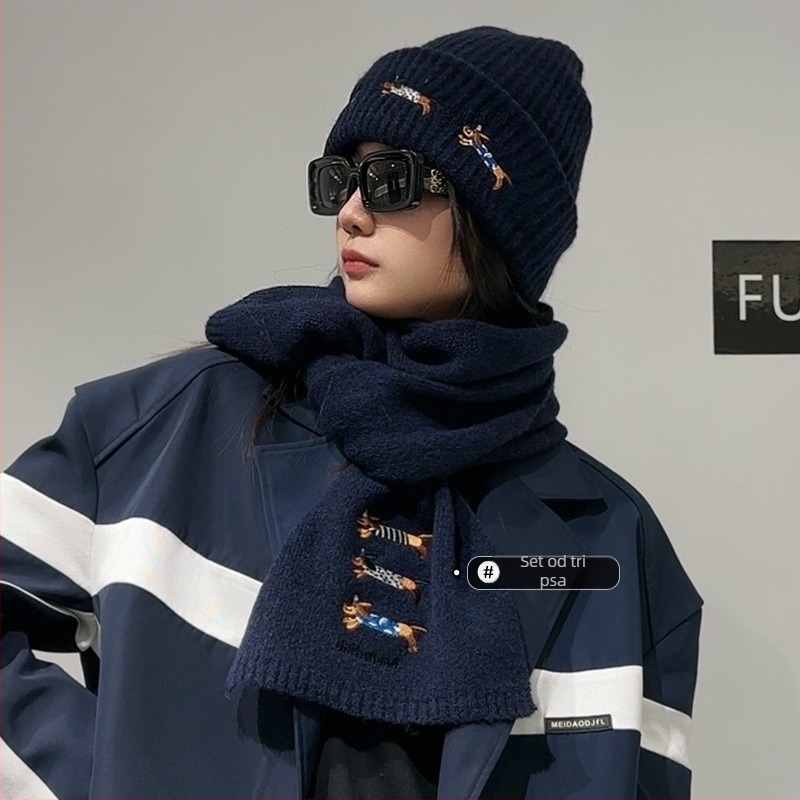 Vuneni pleteni set kapa i šal s izvezenim motivom šteneta, unisex, zima