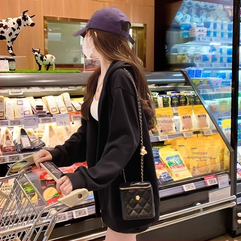 Jakna s kapuljom i zatvaračem na zip, širokog kroja, mješavina pamuka i poliestera (50–70% pamuk, 30–50% poliester), srednje težine, jesen 2024