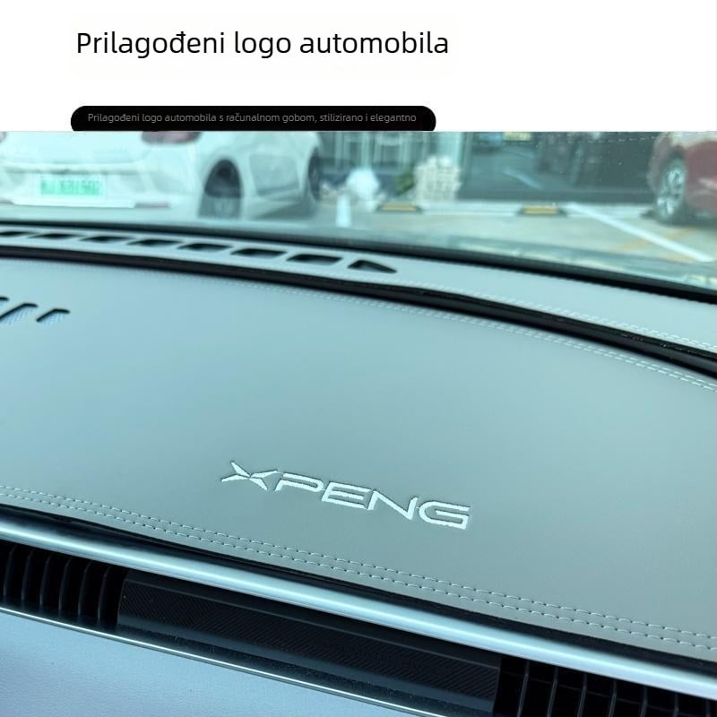 Mat za ploču s instrument ploče Xiaopeng MONA M03, velur koža, zaštita od sunca i toplinska izolacija, geometrijski uzorak, tiskani logo