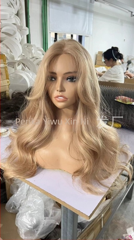 Perika s prednjom čipkom i U-oblikom linije kose, visok volumen na vrhu, pahuljaste velike valovite, potpuno ručno tkanа, duga kovrčava kosa sa šikim pramenovima