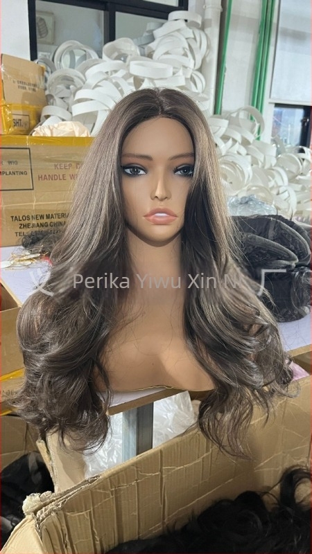 Perika s prednjom čipkom i U-oblikom linije kose, visok volumen na vrhu, pahuljaste velike valovite, potpuno ručno tkanа, duga kovrčava kosa sa šikim pramenovima