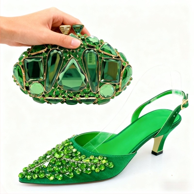 Visoke potpetice s gornjim dijelom od svile, špičat nos, tanak potpetica, gumena đon, stražnje vezanje