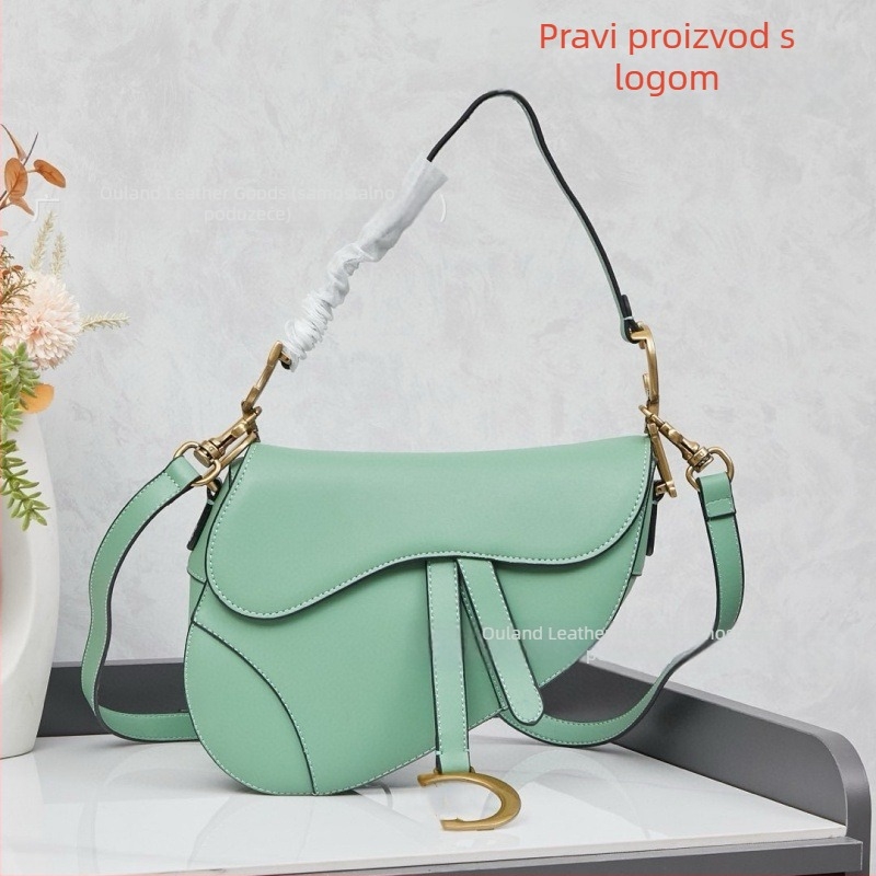 Saddle bag od prave kože, izvezen dizajn, zatvaranje šnira i kopčom, unutarnji laminirani džep
