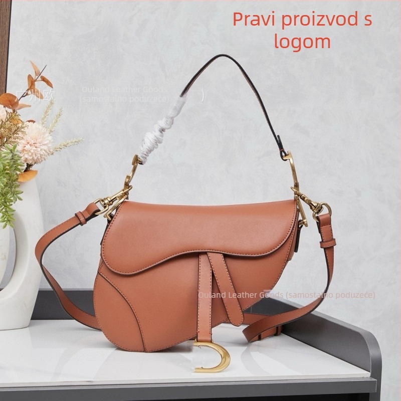 Saddle bag od prave kože, izvezen dizajn, zatvaranje šnira i kopčom, unutarnji laminirani džep