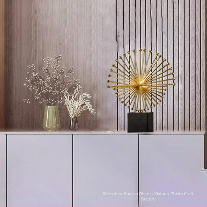 Moderna minimalistička dekorativna skulptura za vinsku vitrinu, hodnik, radni stol i ured — kovová zliatina, geometrijska skulptura