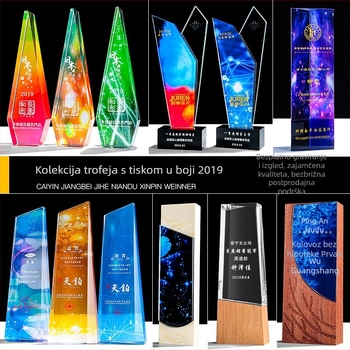 Kristalni trofej za izvanrednog zaposlenika — šareni kreativni dizajn, drvena baza, za godišnju svečanost