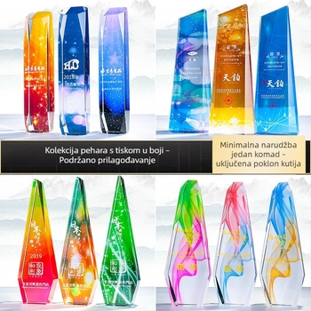 Kristalni trofej za izvanrednog zaposlenika — šareni kreativni dizajn, drvena baza, za godišnju svečanost