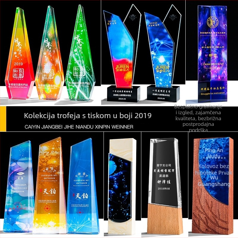 Kristalni trofej za izvanrednog zaposlenika — šareni kreativni dizajn, drvena baza, za godišnju svečanost
