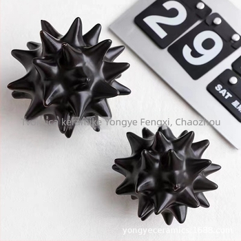 Minimalistički keramički stolni ukras u obliku morskog ježa, zlatni dekor dnevnog boravka