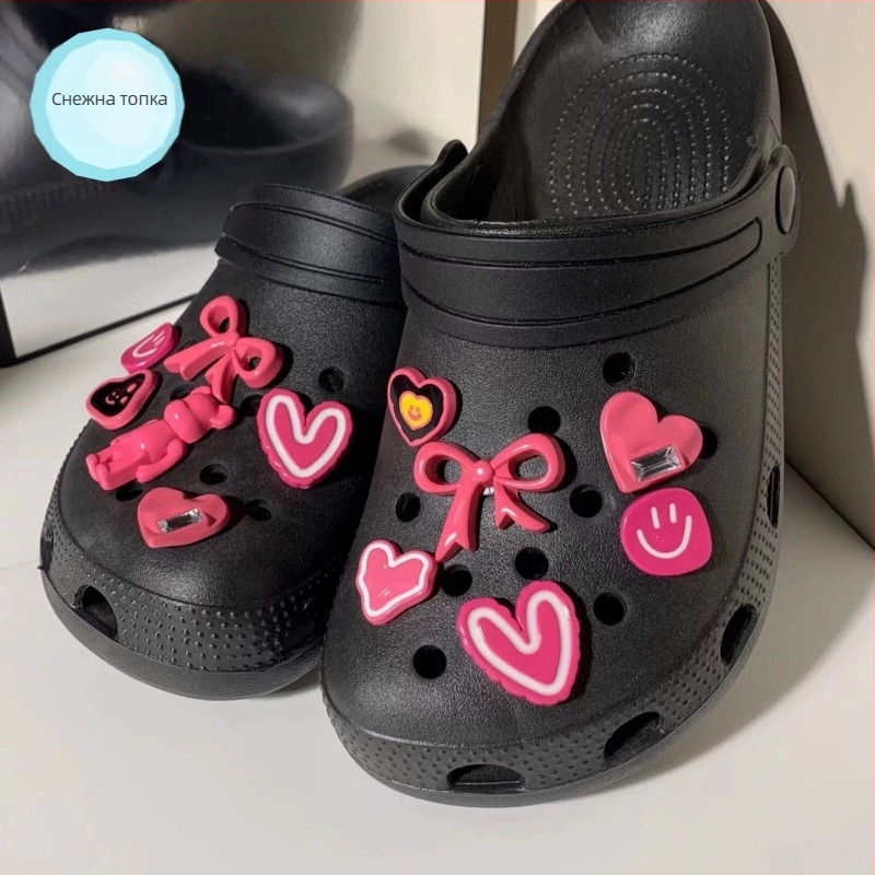 Crocs dodaci za obuće: privjesak s likom medvjeda, srce i mašna, cvjetna kopča u boji ružičaste i crvene