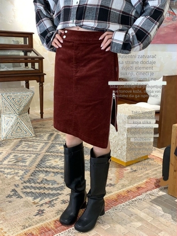 Kordurova ravna suknja s bočnim zatvaračem, nježna i elegantna, asimetrična bordo