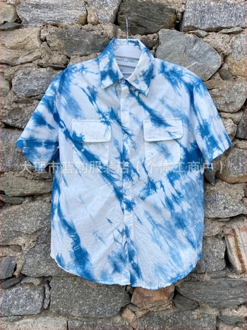 Plava pamukasta majica s kratkim rukavima i tie-dye uzorak, muški kardigan za putovanja i svakodnevnu udobnost