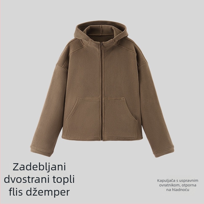 Ženska jakna od debelog flisa, topla i otporna na vjetar, udobnog kroja, s džepovima i kapuljom, za aktivnosti na otvorenom.