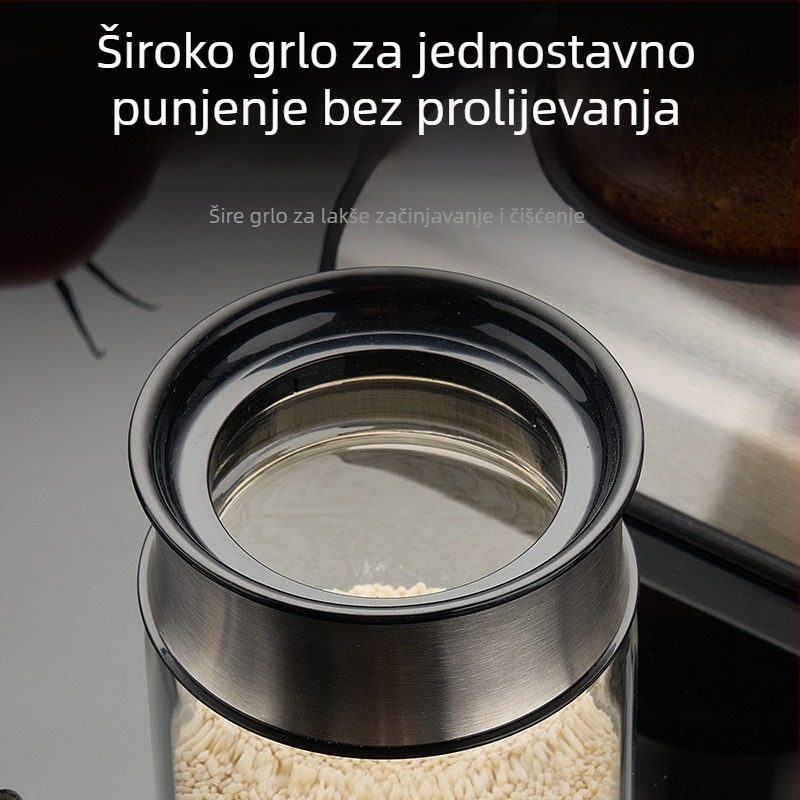 Set posuda za začine s žličicom, staklena posuda za sol i boca za papar u kuhinji