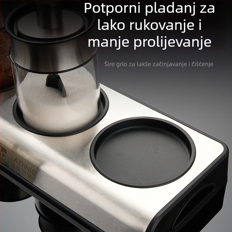 Set posuda za začine s žličicom, staklena posuda za sol i boca za papar u kuhinji
