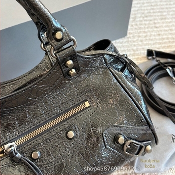 Ženska torbica od prave kože s rivetima i resicama, retro stil, preko ramena i crossbody, srednje veličine, zatvarač, unutarnja pretinac za telefon