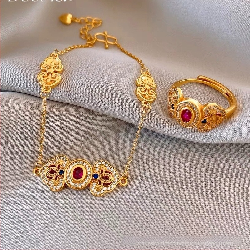 Ženski set nakita u vintage palačnom stilu s četverolistnim privjeskom – uključuje prsten i narukvicu, elegantan i luksuzan.