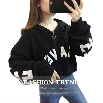 Ženski cropped duksa s kapuljom i polu-zipom, lagana tkanina, streetwear stil, 2025