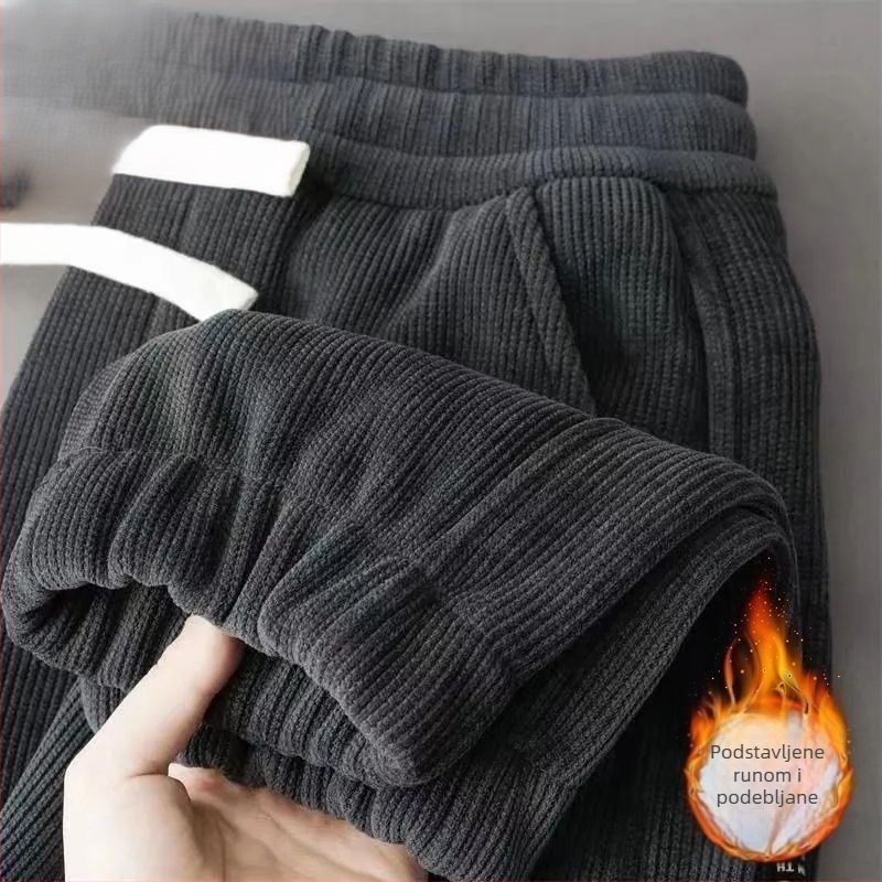 Ženske hlače od corduroya, fleece podstava, opušten kroj s blagim sužavanjem nogavica, jesensko-zimski casual stil