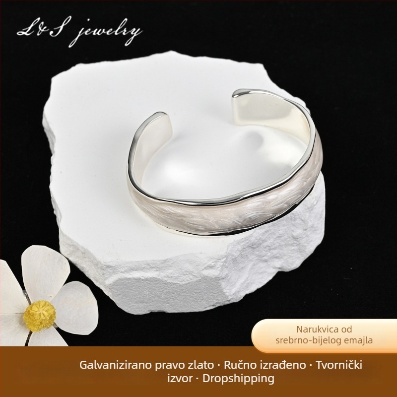 Narukvica s emajlom u boji bisernog sjaja, otvoreni podesivi dizajn, zlatno-bijela, vintage inspiracija, minimalistički i elegantan ženski nakit.