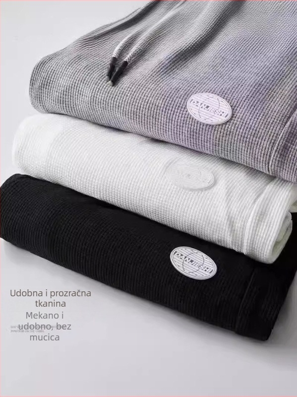 Muške hlače s flecom iznutra i vafl uzorkom, kratka duljina, slobodan kroj, sportski stil.