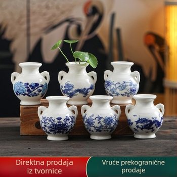 Mala vaza od plavog i bijelog porcelana za stolnu dekoraciju u retro kineskom stilu