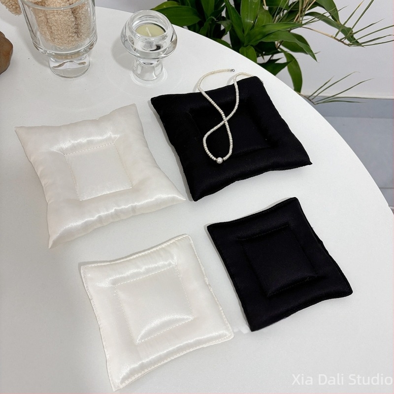 Izložbeni pladanj za nakit od jedne boje pamuk-len materijala – minimalistički rekviziti za fotografije, za prstenje i ogrlice