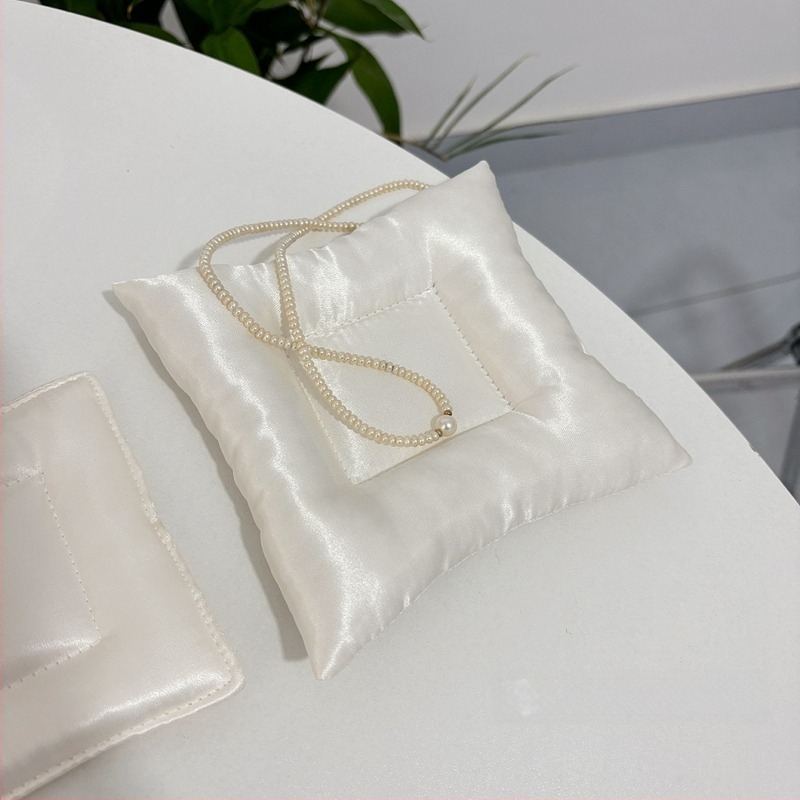 Izložbeni pladanj za nakit od jedne boje pamuk-len materijala – minimalistički rekviziti za fotografije, za prstenje i ogrlice