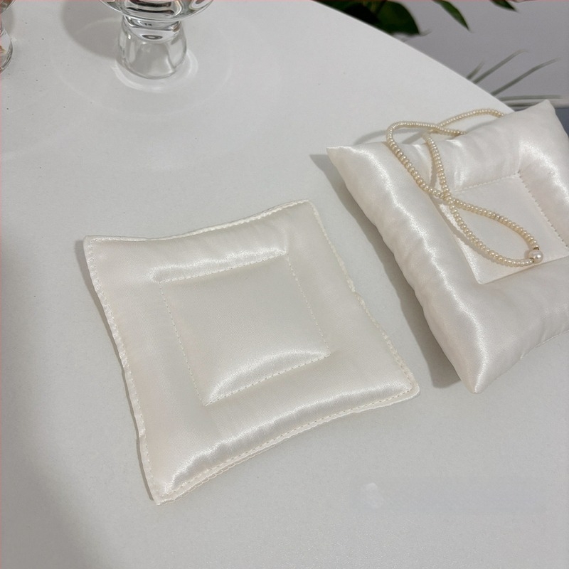 Izložbeni pladanj za nakit od jedne boje pamuk-len materijala – minimalistički rekviziti za fotografije, za prstenje i ogrlice