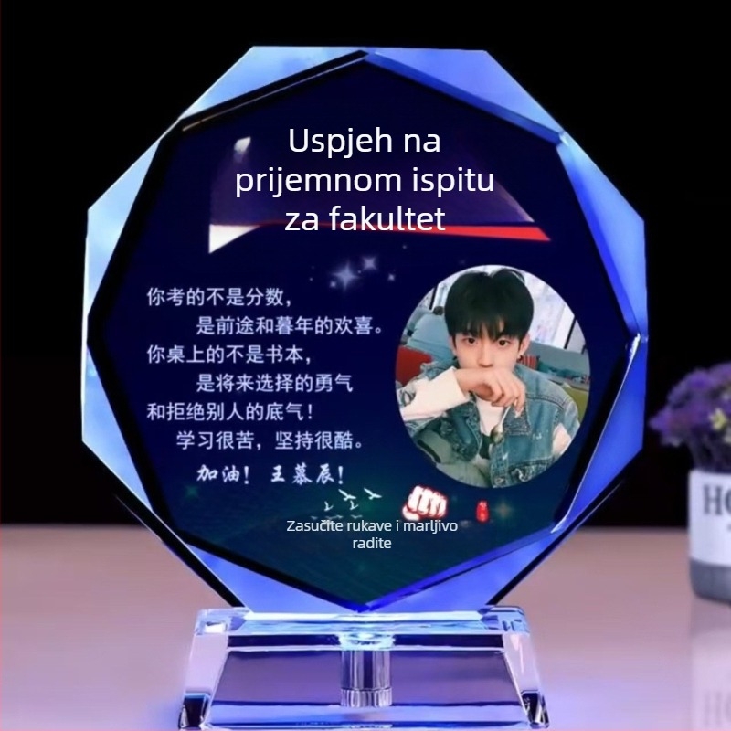 Kristalno trofeja s graviranim motivacijskim natpisom, proziran stolni ukras, suvenir