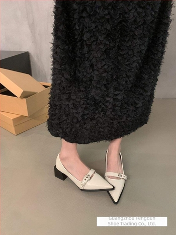 Crni ženski mokasini od kože s oštrim vrhom i niskim petom, retro stil