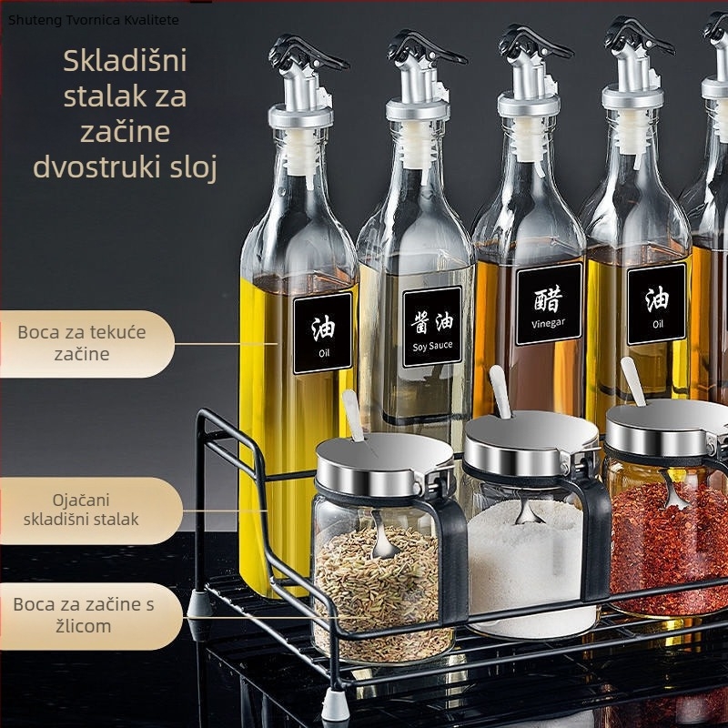 Novi set staklenih posuda za začine u kuhinji – staklena kutija i bočice za začine