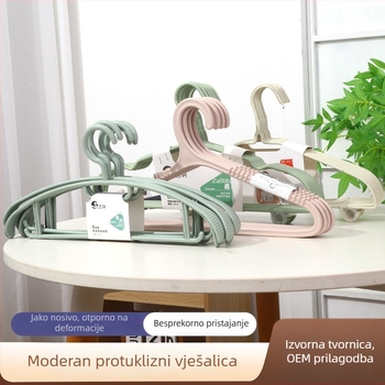 Moderna plastična vješalica za odjeću sa širokim ramenima i velikim lukom
