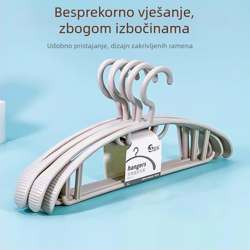 Moderna plastična vješalica za odjeću sa širokim ramenima i velikim lukom