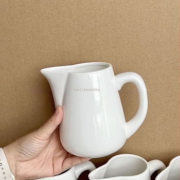 Keramička mliječna posuda s držačem, bijeli minimalistički dizajn, kapacitet 700 ml