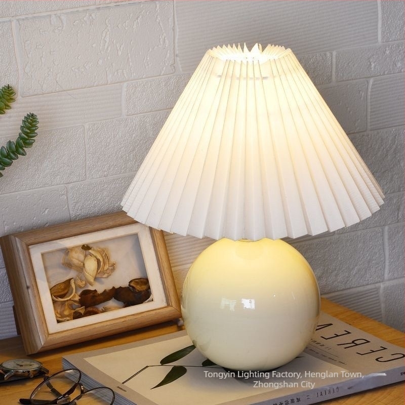 Mala plisirana stolna lampica za spavaću sobu, nordijska keramička noćna lampa, minimalistički stil, ugodna za oči, podesiva jačina svjetla, tri boje režima
