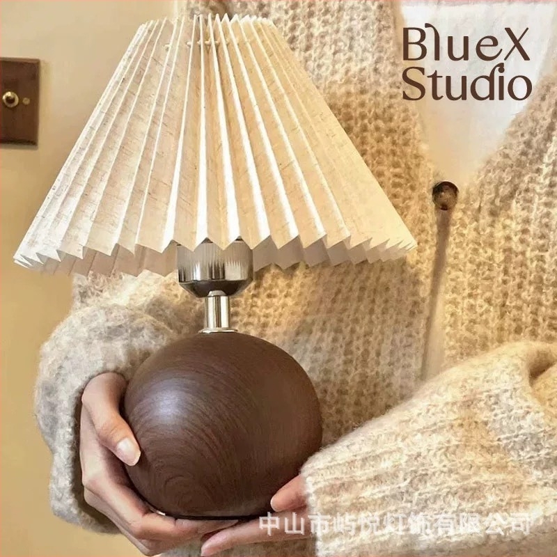 Nordijska stolna lampa s plisiranim abažuruom, noćna svjetiljka za spavaću sobu, dekorativna retro lampa
