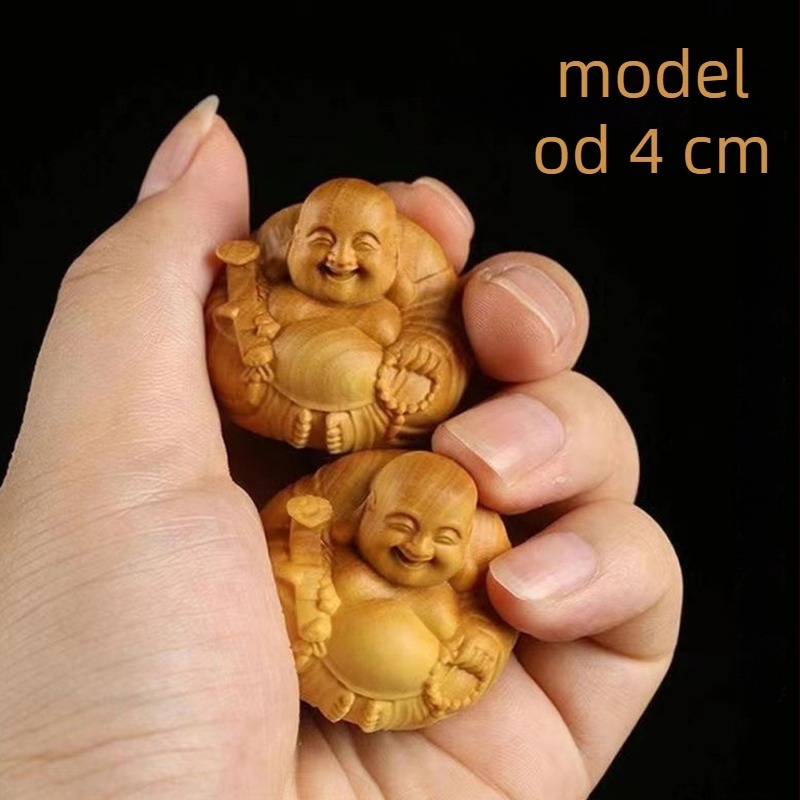 Nasmijani Maitreya Buddha, drvena rezba od tuje — ukrasna figurica