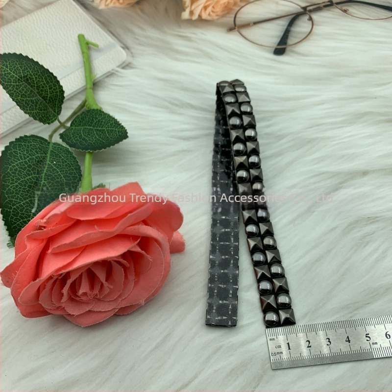 DIY hardver za obuće i odjeću: četveronoge kopče, četverokutni plosnati klinovi, okrugle glave, karike i očice, elektroplatični metal