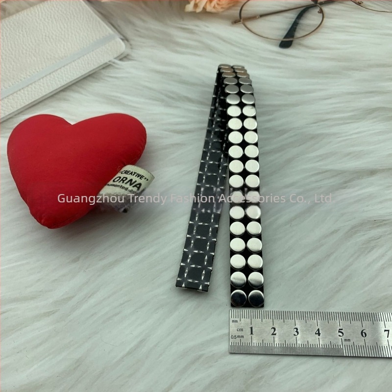 DIY hardver za obuće i odjeću: četveronoge kopče, četverokutni plosnati klinovi, okrugle glave, karike i očice, elektroplatični metal