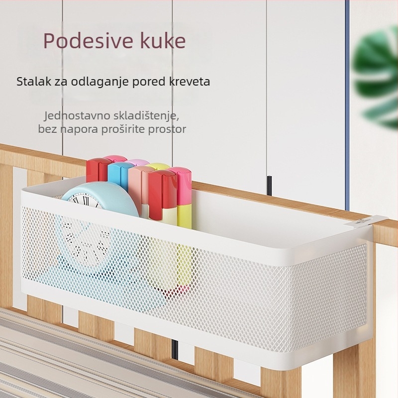 Polica za pohranu uz krevet u studentskom domu s visećom košarom