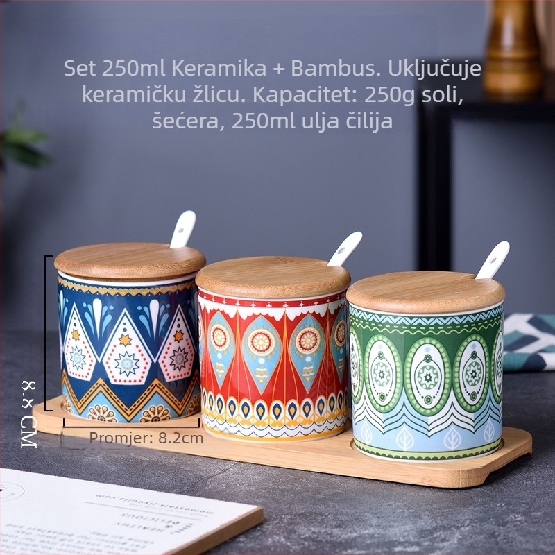 Keramički set posuda za začine: solnjak, teglica za čili ulje i teglica za šećerni umak na bambus podlozi, s porcelanskim poklopcima i žličicom