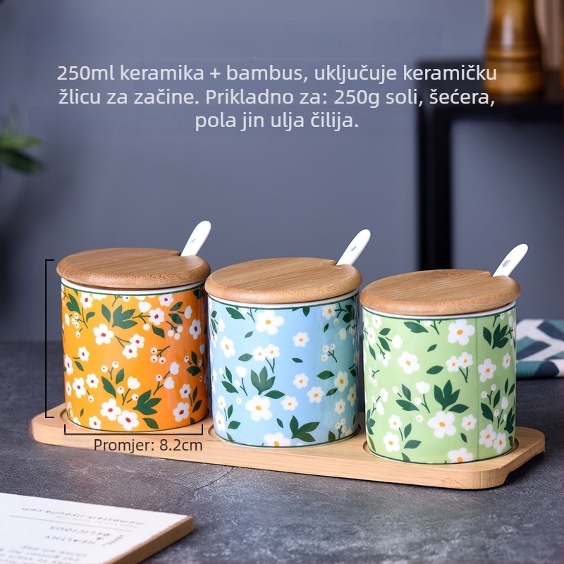 Keramički set posuda za začine: solnjak, teglica za čili ulje i teglica za šećerni umak na bambus podlozi, s porcelanskim poklopcima i žličicom