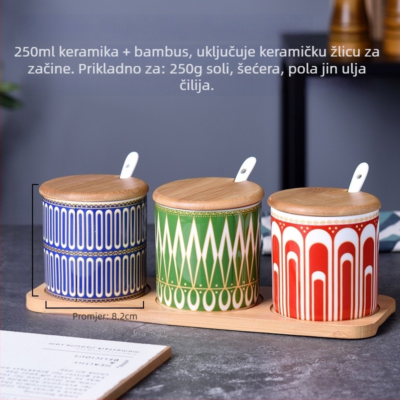 Keramički set posuda za začine: solnjak, teglica za čili ulje i teglica za šećerni umak na bambus podlozi, s porcelanskim poklopcima i žličicom