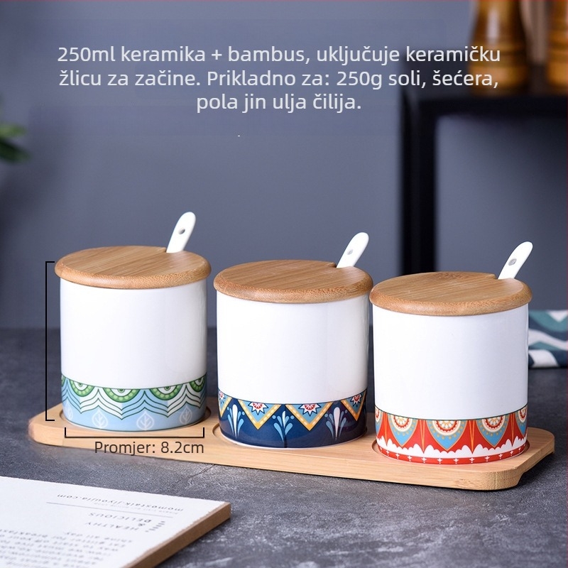 Keramički set posuda za začine: solnjak, teglica za čili ulje i teglica za šećerni umak na bambus podlozi, s porcelanskim poklopcima i žličicom