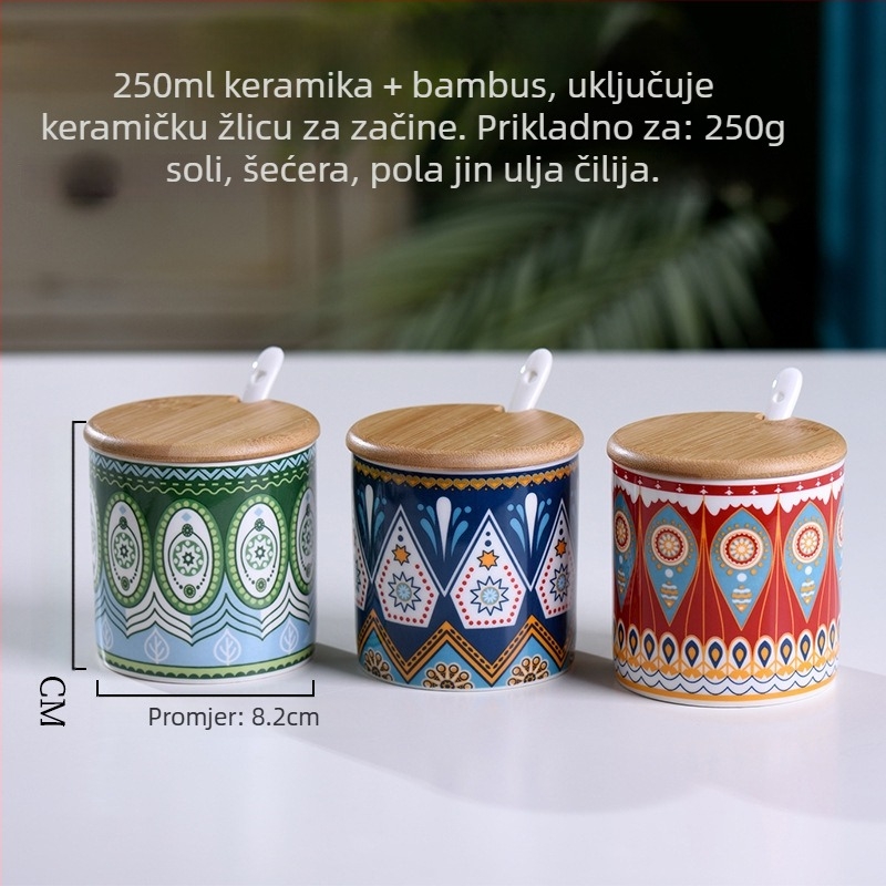 Keramički set posuda za začine: solnjak, teglica za čili ulje i teglica za šećerni umak na bambus podlozi, s porcelanskim poklopcima i žličicom