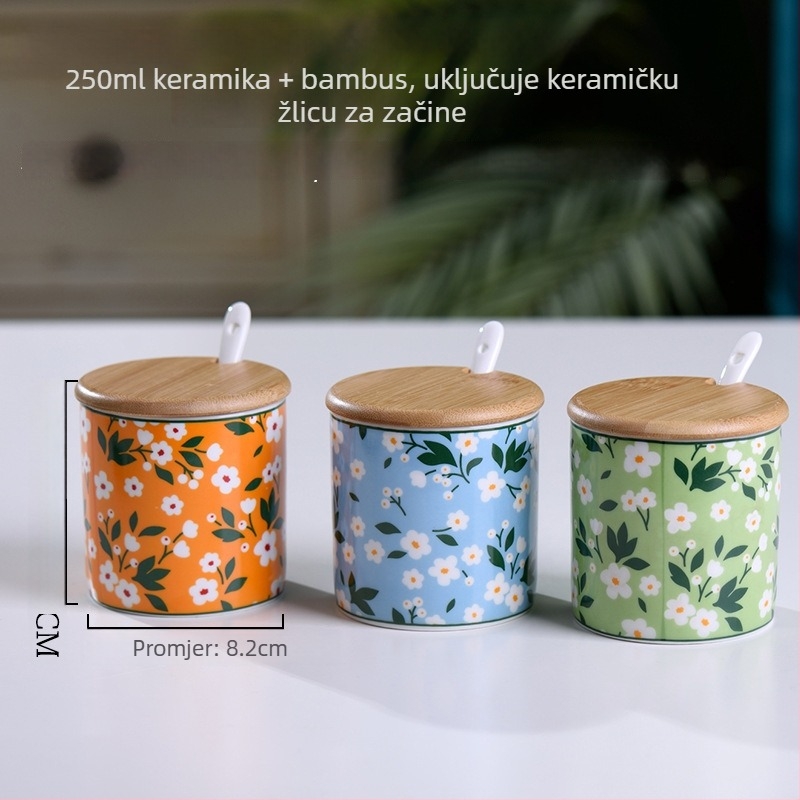 Keramički set posuda za začine: solnjak, teglica za čili ulje i teglica za šećerni umak na bambus podlozi, s porcelanskim poklopcima i žličicom